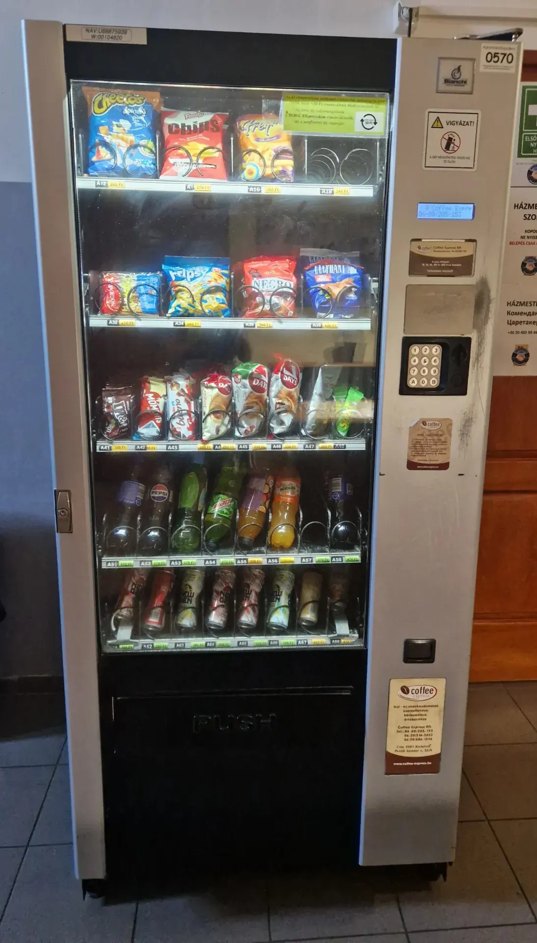 Ital- és snack automata ha esetleg megéhezne vagy megszomjazna.
